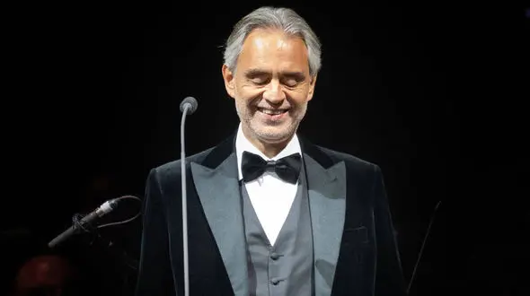 آوازخوانی خواننده نامدار ایتالیایی به مناسبت صعود اینتر به فینال لیگ قهرمانان + فیلم