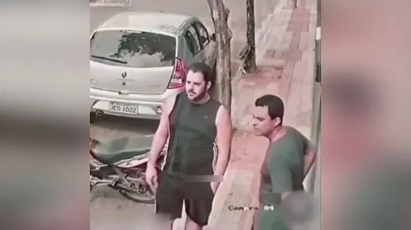 فیلم لحظه اسلحه کشی به روی دزدان/ پا به فرار گذاشتند