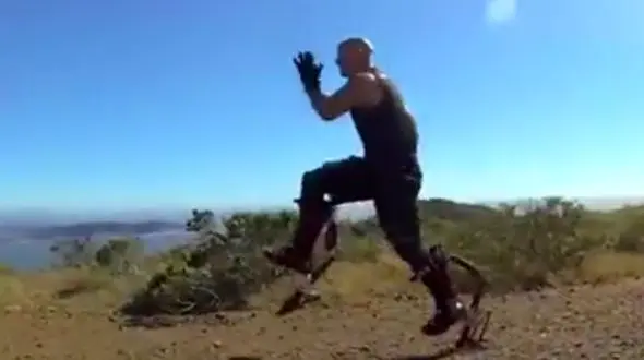 با این کفش ها روی زمین پرواز کنید + فیلم 