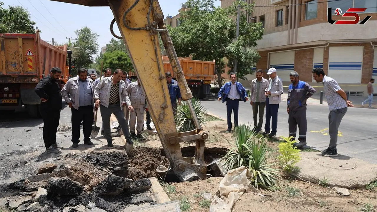 فاضلاب بحران‌ساز در اصفهان / خیابان بهارستان شرقی زیر عملیات ترمیم رفت!