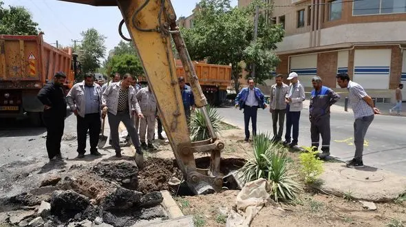 فاضلاب بحران‌ساز در اصفهان / خیابان بهارستان شرقی زیر عملیات ترمیم رفت!