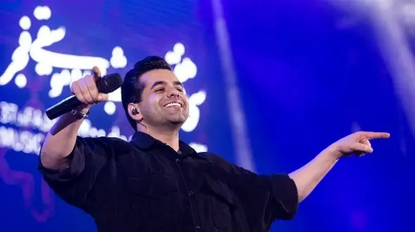 آواز باشکوه و بداهه یکی از تماشاگران در  کنسرت رضا بهرام/ حنجرش دوتا میکروفون قدرت داره!