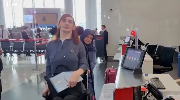 اولین پرواز بلندترین دختر جهان از ترکیه به امریکا + فیلم و عکس دیدنی از داخل هواپیما