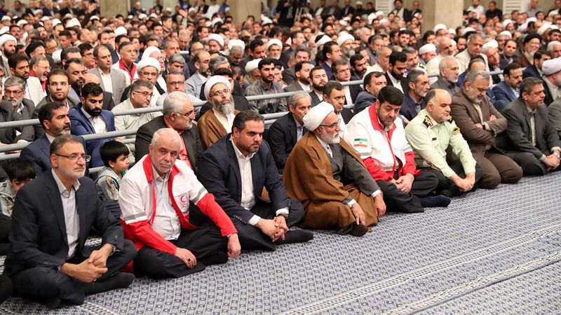 رهبر معظم انقلاب اسلامی حضرت آیت الله خامنه ای امروز( دوشنبه ) 17 اردیبهشت 1403 در دیدار مسئولان و کارگزاران حج و جمعی از زائران بیت الله الحرام