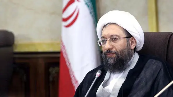 برای اعتراض به یک حکم، نظام و رهبری را زیر سوال می‌برند