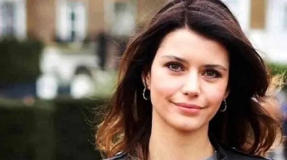 نگاهی به دکوراسیون خانه برن سات بازیگر سریال عشق ممنوع و همسر خواننده اش / از مبل های ساده تا حیوانات خانگی و دکوری های خاص!