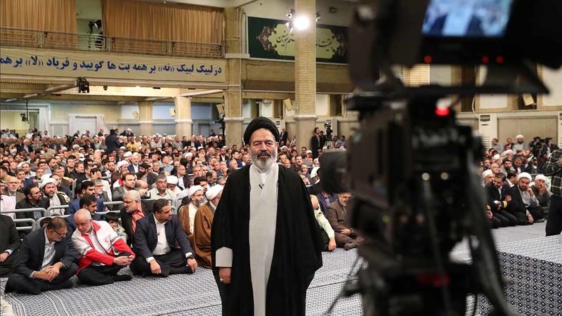 رهبر معظم انقلاب اسلامی حضرت آیت الله خامنه ای امروز( دوشنبه ) 17 اردیبهشت 1403 در دیدار مسئولان و کارگزاران حج و جمعی از زائران بیت الله الحرام
