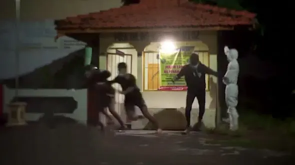 ترساندن مردم با ارواح برای قرنطینه خانگی کرونا + فیلم / اندونزی