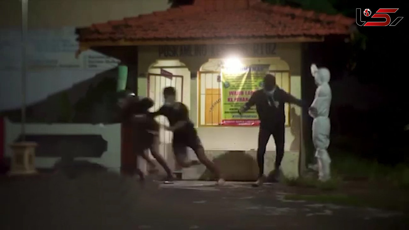 ترساندن مردم با ارواح برای قرنطینه خانگی کرونا + فیلم / اندونزی