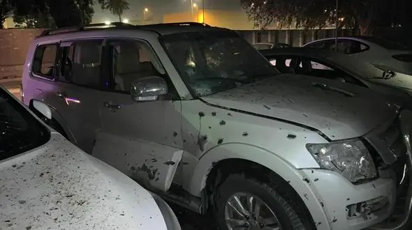 عکس های نزدیک از حمله موشکی به سفارت آمریکا در بغداد / خودروهای ترکش خورده + فیلم