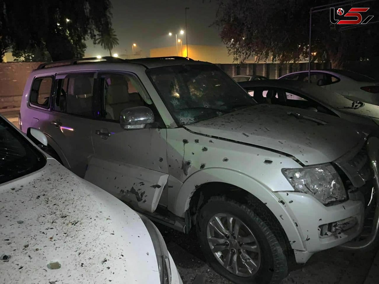 عکس های نزدیک از حمله موشکی به سفارت آمریکا در بغداد / خودروهای ترکش خورده + فیلم