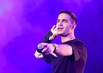 فیلم عطسه محسن یگانه وسط اجرای آهنگ تو کنسرت!/ فقط خنده خودش! دنیارو بی تو نمیخوام یه لحظه