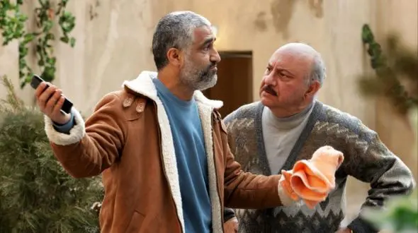 سکانس اجرای مشترک و خنده دار پژمان جمشیدی با خواننده معروف در فیلم پرفروش شهر هرت/ بزنم به تخته رنگ و روت وا شده!+ویدیو