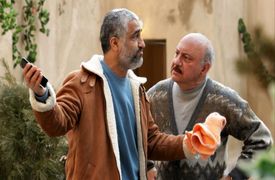 سکانس اجرای مشترک و خنده دار پژمان جمشیدی با خواننده معروف در فیلم پرفروش شهر هرت/ بزنم به تخته رنگ و روت وا شده!+ویدیو
