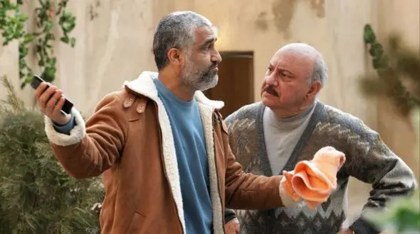 سکانس اجرای مشترک و خنده دار پژمان جمشیدی با خواننده معروف در فیلم پرفروش شهر هرت/ بزنم به تخته رنگ و روت وا شده!+ویدیو
