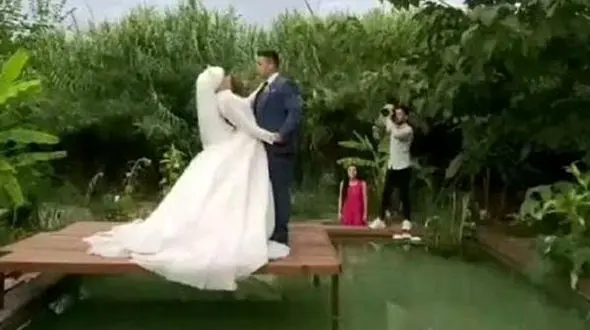 شوخی عجیب عروس با داماد هنگام عکسبرداری +فیلم 