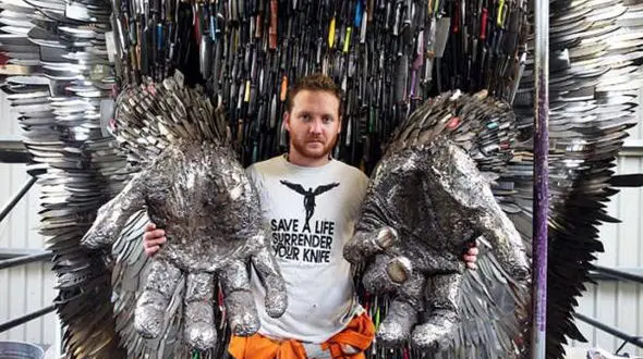 ساخت مجسمه ای عجیب از چاقو و شمشیرهای برنده+عکس