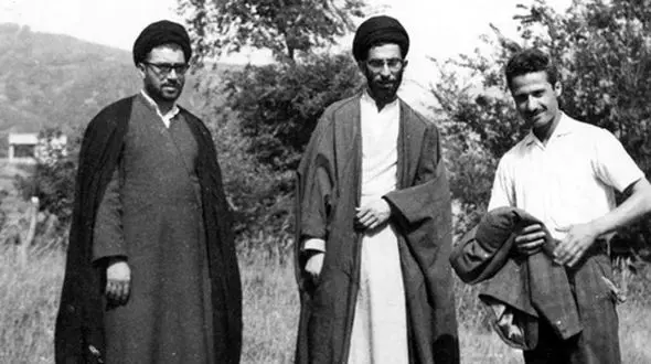 عکسی از 24 سالگیِ رهبر انقلاب در حال قایق سواری