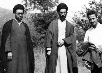 عکسی از 24 سالگیِ رهبر انقلاب در حال قایق سواری