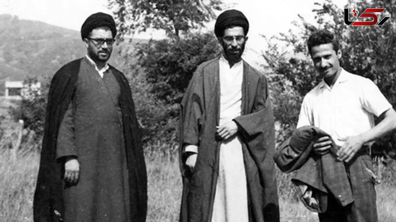 عکسی از 24 سالگیِ رهبر انقلاب در حال قایق سواری