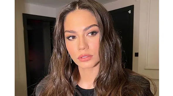 عکسی بوسه چسبونکی خانم بازیگر  ترکیه ای به پسر ایرانی / این پسر کیست ؟!