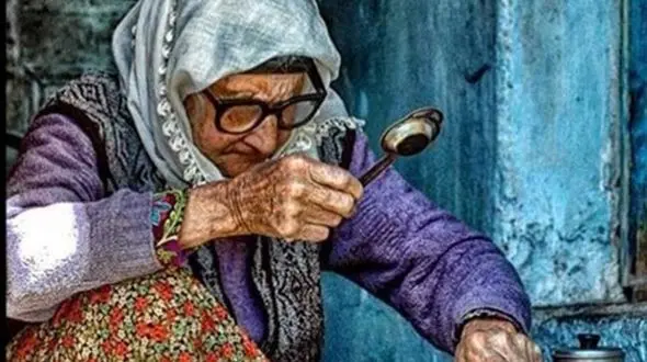 ببینید / خلاقیت بامزه مادر ایرانی در تعمیر قوری چای با بطری نوشابه