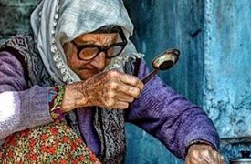 ببینید / خلاقیت بامزه مادر ایرانی در تعمیر قوری چای با بطری نوشابه