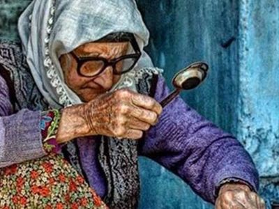 ببینید / خلاقیت بامزه مادر ایرانی در تعمیر قوری چای با بطری نوشابه