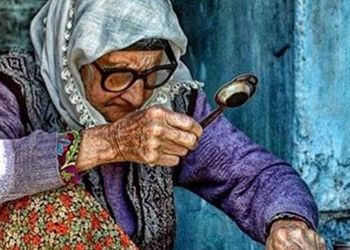 ببینید / خلاقیت بامزه مادر ایرانی در تعمیر قوری چای با بطری نوشابه
