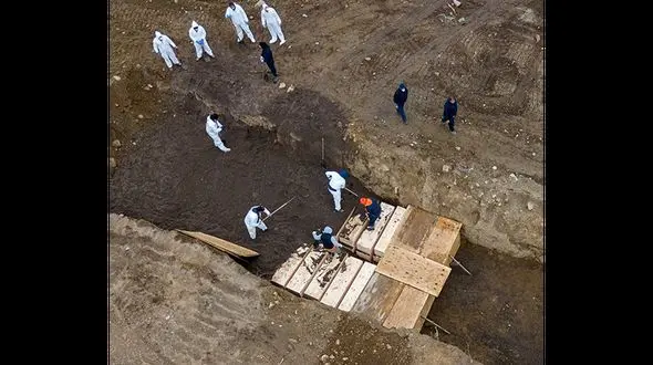فیلم و تصاویر تکاندهنده از فاجعه کرونایی در نیویورک / از کامیون های انتقال اجساد تا گورهای دسته جمعی 