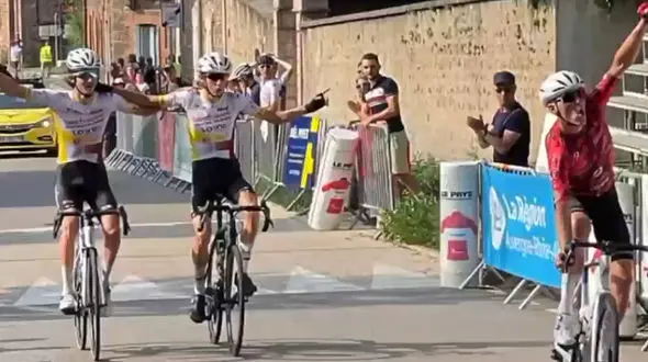 حرکت باورنکردنی دوچرخه سوار در زمین مسابقه + فیلم 