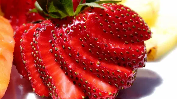 چرا توت فرنگی می خوریم؟