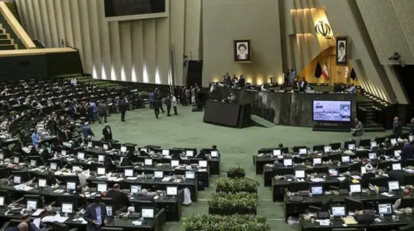 
نماینده سقز:
وزیر کشور قول داده مستنداتی درباره فوت مهسا امینی منتشر شود / رئیس پلیس باید پاسخگو باشد /مجلس قانع نشود استیضاح وزیر کشور محتمل است
