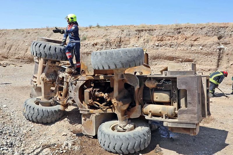 لودر واژگون شد