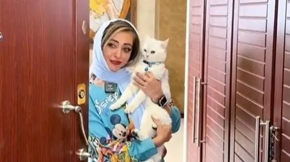 فیلم / نفیسه روشن خانه اعیانی‌اش را این چنین به رخ بقیه کشید / خانه ای با مبلمانی طبق جدیدترین مدل، لوستر کلاسیک و هنگ‌درامی رنگین‌کمانی ...