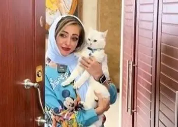 فیلم / نفیسه روشن خانه اعیانی‌اش را این چنین به رخ بقیه کشید / خانه ای با مبلمانی طبق جدیدترین مدل، لوستر کلاسیک و هنگ‌درامی رنگین‌کمانی ...