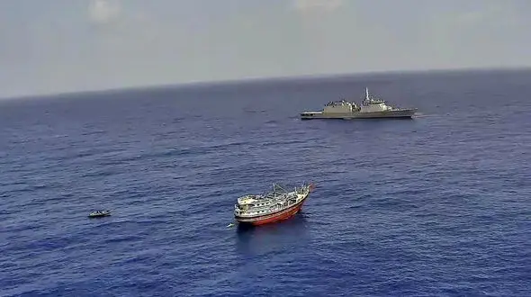 کشتی ربوده شده ایرانی از چنگ 9 دزد دریایی نجات یافت + جزئیات