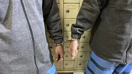 فیلم  نقشه  سارقان برای سرقت طلا از زن تنها / ببنید این زن با گریه چه می گوید ؟! 
