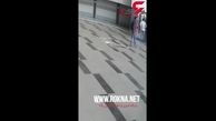 سقوط مرد حواس پرت به داخل یک گودال بدون سرپوش در وسط خیابان+ فیلم