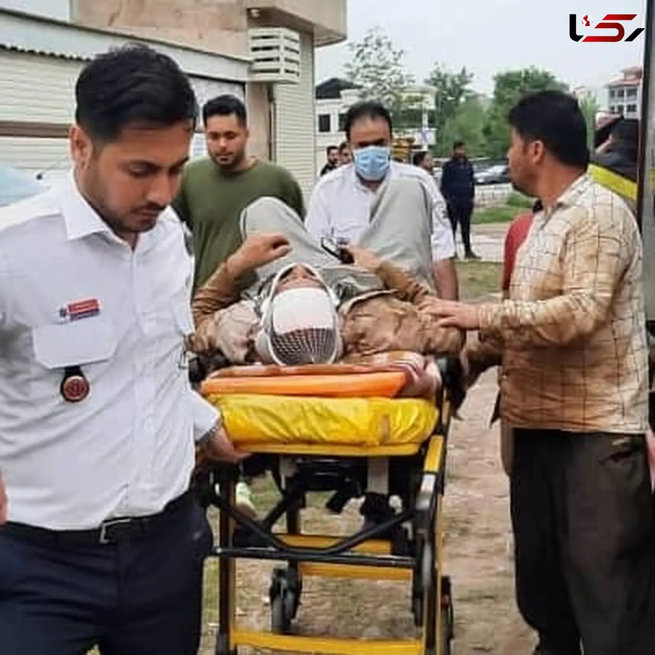 سقوط هولناک 2 کارگر بعد از برق گرفتگی در بالای ساختمان / در رشت رخ داد
