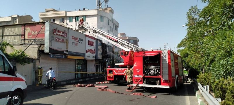 آتش سوزی دو باب مغازه در خیابان بنی هاشم مهار شد/ اتصال برق علت حادثه