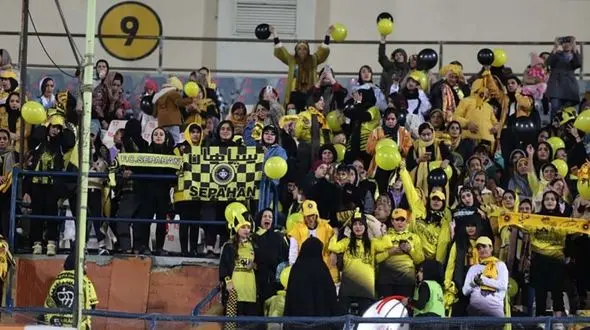 «دختران طلایی» دور از خانه مشوق سپاهان/ چند فریم از هواداران زن تیم اصفهانی در آزادی 