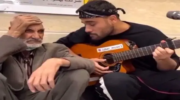 آواز احساسی؛ پسر سرخوش اومد حال پیرمرد عبوسو عوض کنه یه چی خوند بدتر شد ماجرا