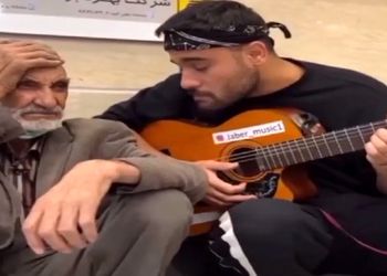 آواز احساسی؛ پسر سرخوش اومد حال پیرمرد عبوسو عوض کنه یه چی خوند بدتر شد ماجرا