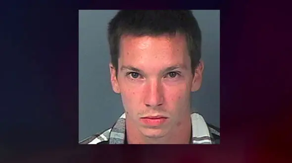 بازداشت سارق کتونی های گران قیمت از شرکت نایک عکس