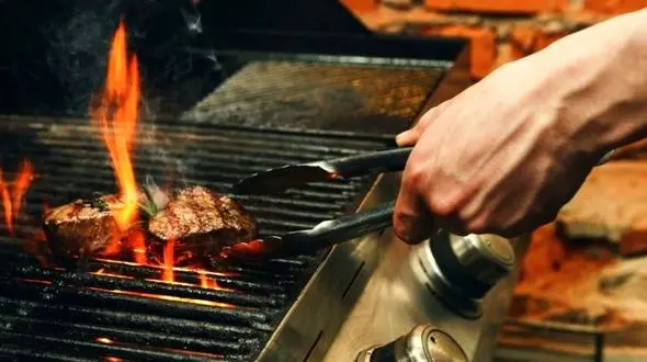 شکایت زن حساس از بوی کباب همسایه‌هایش