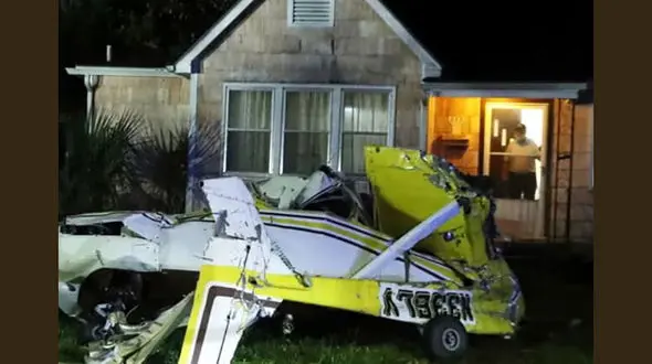 سقوط یک هواپیمای سبک در محله‌ای مسکونی 