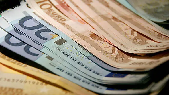 قیمت دلار و قیمت یورو امروز پنجشنبه 9 اردیبهشت + جدول
