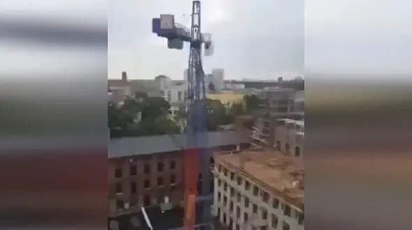 فیلم وحشتناک از لحظه سقوط جرثقیل روی یک برج