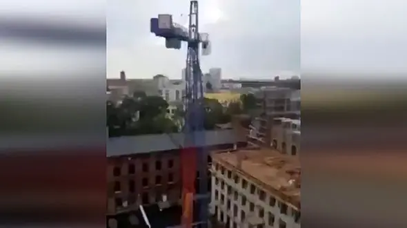 فیلم وحشتناک از لحظه سقوط جرثقیل روی یک برج